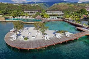 普纳奥亚Te Moana Tahiti Resort的水上度假村的空中景观