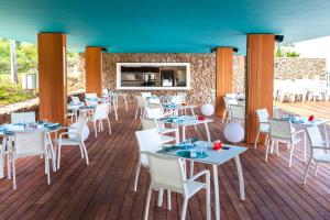普纳奥亚Te Moana Tahiti Resort的一间在甲板上配有桌椅的餐厅