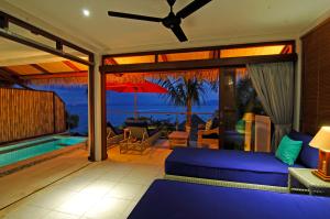 蓝梦岛蓝梦保护区别墅酒店的带沙发的客厅,享有海景