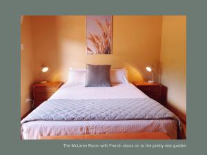 麦克拉伦谷Chapel Hill Winery Guest House的一间卧室配有一张带2个床头柜的大床