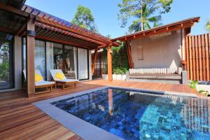 拉迈CHUZ Villas Samui SHA Plus的木甲板上设有游泳池的房子
