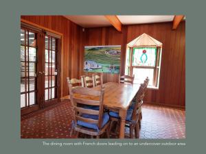 麦克拉伦谷Chapel Hill Winery Guest House的用餐室设有法式门,可通往户外厨房