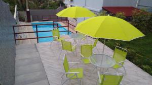 卡博迪圣阿戈斯蒂尼奥卡萨20一室公寓的一个带桌椅和黄色遮阳伞的庭院