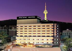 首尔太平洋酒店的一座以cn塔为背景的酒店