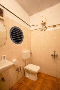 孟买Hostel Mantra的一间带卫生间和水槽的浴室