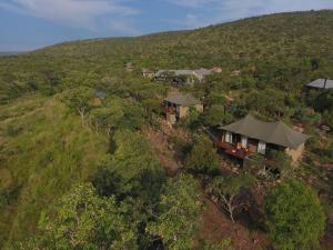 威尔吉旺登禁猎区Inzalo Safari Lodge的山丘上房屋的空中景致