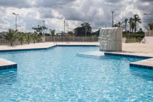 圣卡洛斯The Hill Hotéis Executive的游泳池中间设有喷泉
