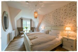 朗克维茨Bauernkate Lilie in Liepe的一间卧室配有一张带华丽墙壁的床