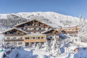 卡奇山口拉琛霍夫酒店的山间滑雪小屋,地面上积雪
