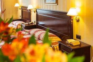 瓦尔纳锦绣精品酒店的酒店客房设有两张床和一张桌子。