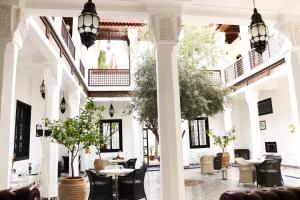 Riad Bellamane Marrakech餐厅或其他用餐的地方