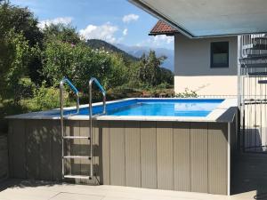 因斯布鲁克Exklusive Penthousewohnung mit Tesla-Wallbox in Innsbruck的一座游泳池,旁边设有梯子