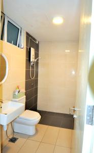 加影AZFA Suite13 at De Centrum Putrajaya-Bangi的一间带卫生间和水槽的浴室