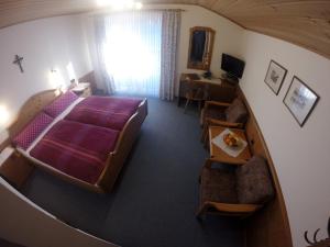 恩斯塔尔豪斯Gästehaus Wieser的卧室享有高空美景,配有一张床和椅子
