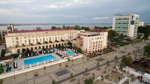 马马亚拉凯Spa酒店的享有城市美景,设有一座建筑和一座游泳池