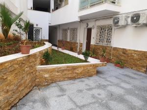 阿尔及尔Appartement Djenane El Malik Hydra的石墙房屋的庭院