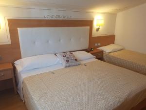 米兰阿尔卑酒店客房内的一张或多张床位