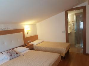 米兰阿尔卑酒店客房内的一张或多张床位
