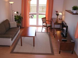 赫拉德茨 - 克拉洛韦恭达公寓的客厅配有沙发和桌子