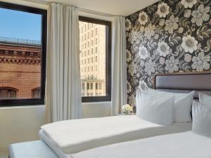 柏林柏林库丹姆H10酒店的一间卧室设有一张大床和一个窗户。