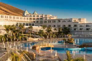 甘迪亚海滩Royal Palm Resort & Spa - Adults Only的一座带两个游泳池和大型建筑的度假村