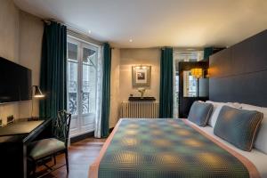 巴黎Chalgrin Boutique Hotel的酒店客房设有一张大床和一张书桌。