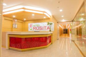 卢塞纳Hotel Rosita的酒店大堂的墙上挂有酒店罗斯塔标志