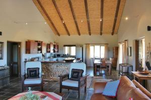 De RustRibboksfontein Guest Farm的带沙发和椅子的客厅以及厨房。