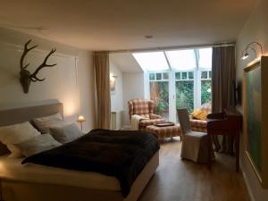 施瓦姆施泰特施洛斯伯斯梅尔旅馆的一间卧室设有一张床和一间客厅。