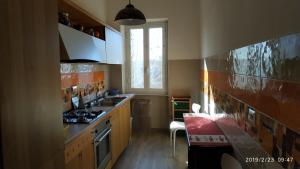 罗马GARBATELLA'S in ROME的厨房配有水槽和炉灶 顶部烤箱