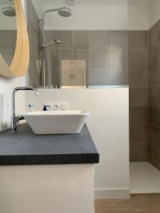 圣马丹德雷La Maison de l’Ocean - plage à 75 mètres的浴室设有白色水槽和镜子