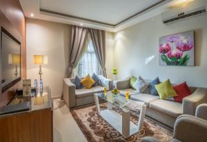 利雅德Al Muhaidb Jarir - Al Malaz的客厅配有沙发和桌子