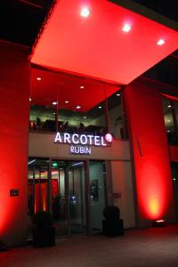 汉堡ARCOTEL Rubin Hamburg的一面有红色标志的办公楼