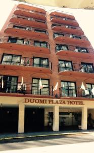 布宜诺斯艾利斯Duomi Hotel Buenos Aires的一座带彩绘广场的大型红砖建筑