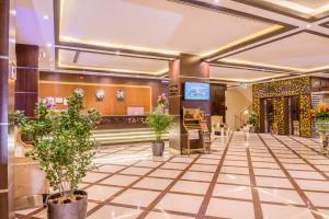 利雅德Al Muhaidb Jarir - Al Malaz的种植了盆栽植物的酒店大厅