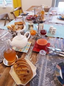 盖朗德La Maison Bizienne Guérande的餐桌,包括茶和面包