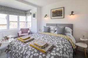 纽基Penwyth House的一间卧室配有一张带灰色和黄色棉被的床