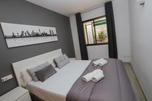 坎布里尔斯DIFFERENTFLATS Costa d' Or II的一间卧室设有两张床和窗户。