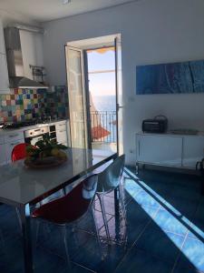 阿马尔菲Casa La Voce del Mare的一个带桌子并享有海景的厨房