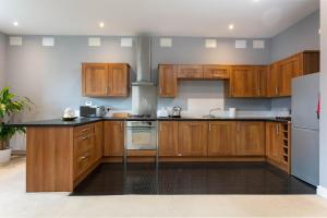 艾尔Granary Suite No3 - Donnini Apartments的厨房配有木制橱柜和炉灶。