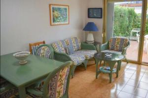 贝尼多姆RINCONADA REAL BUNGALOW-PLAYA LEVANTE的客厅配有沙发和桌椅