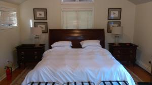WellesleySpacious master bedroom and bath的一间卧室配有带白色床单和枕头的床。