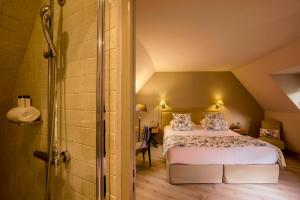 多维尔图尔杰维拉庄园酒店的一间卧室配有一张特大号床和淋浴
