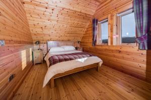 BreakishLorien Lodge的小木屋内一间卧室,配有一张床