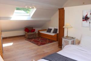 MénilB & B Le Jardin Bed & Breakfasts的一间卧室设有床、窗户和沙发