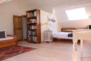 MénilB & B Le Jardin Bed & Breakfasts的一间卧室设有一张床和一个书架