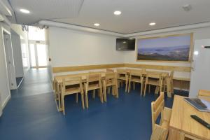 巴约讷Hostel Albergue Baionamar的一间会议室,配有木桌和椅子