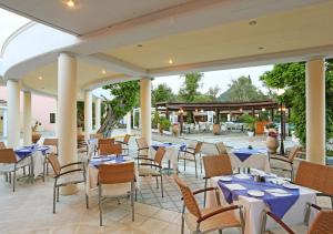 梅松吉SENTIDO Apollo Palace的一间设有蓝色和白色桌椅的餐厅