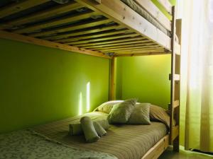 罗马迪帕帕公寓的一间卧室配有双层床和绿色的墙壁