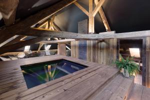 塔卢瓦尔阿巴耶德塔罗尔酒店的一座带游泳池的木甲板